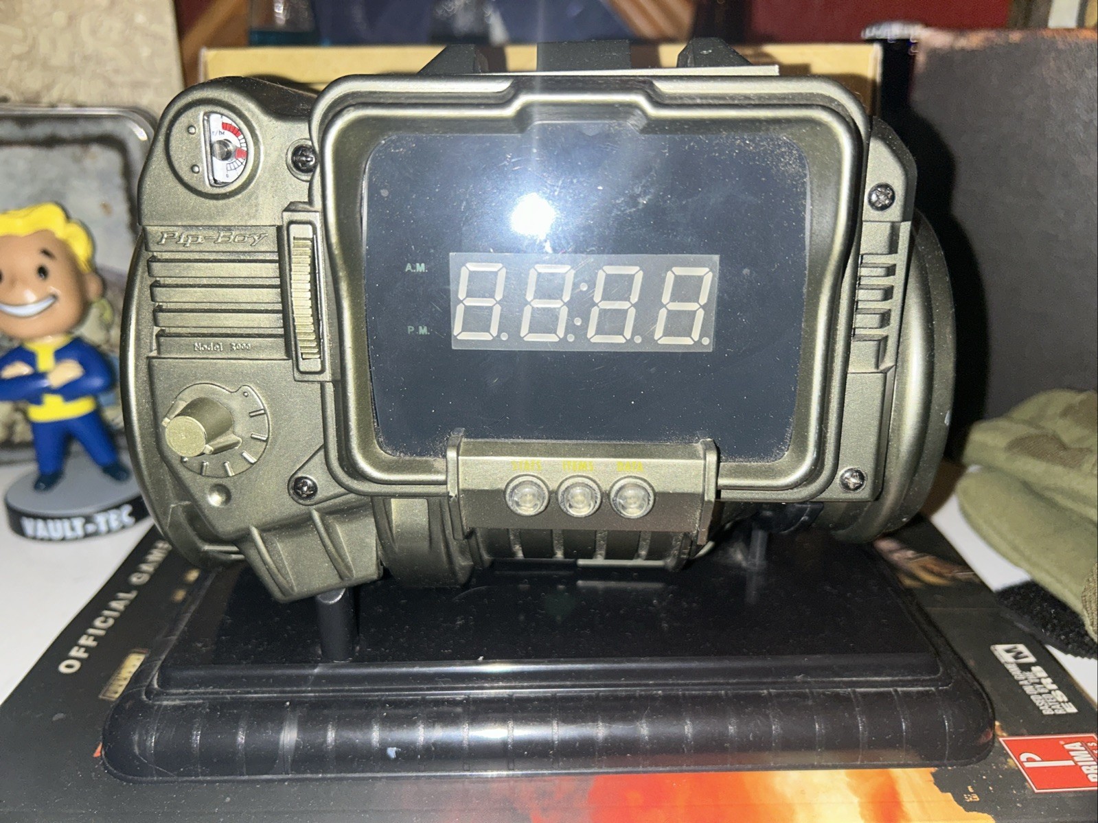 Bethesda FALLOUT 3 – Survival Edition Pip-Boy 3000 Digital Clock + Stand + Box