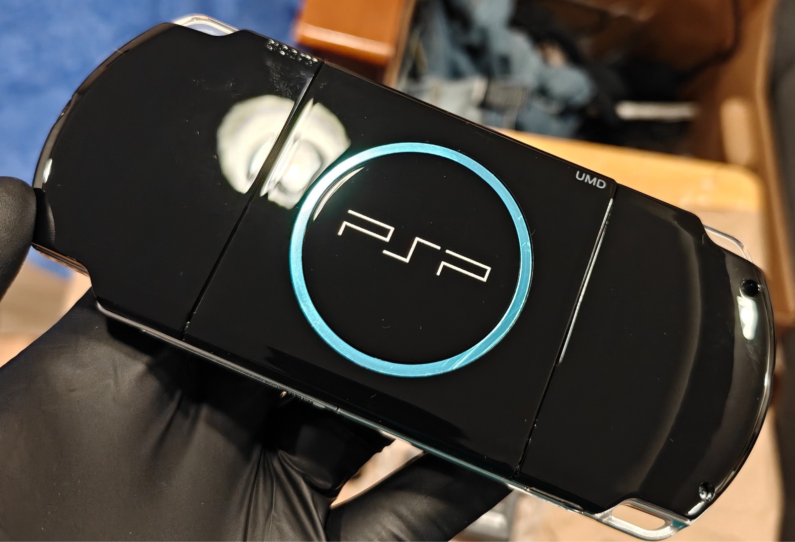 Sony PSP 2000 Piano Black – New Charger + New 1400mah Battery – CUSTOM FIRMWARE