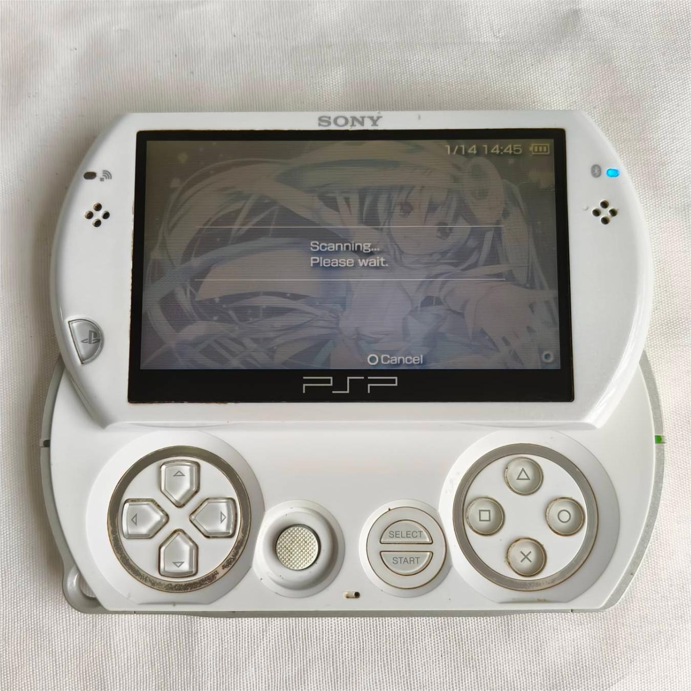 Sony PSP GO console White with Charger PSP-N1001 with bag
