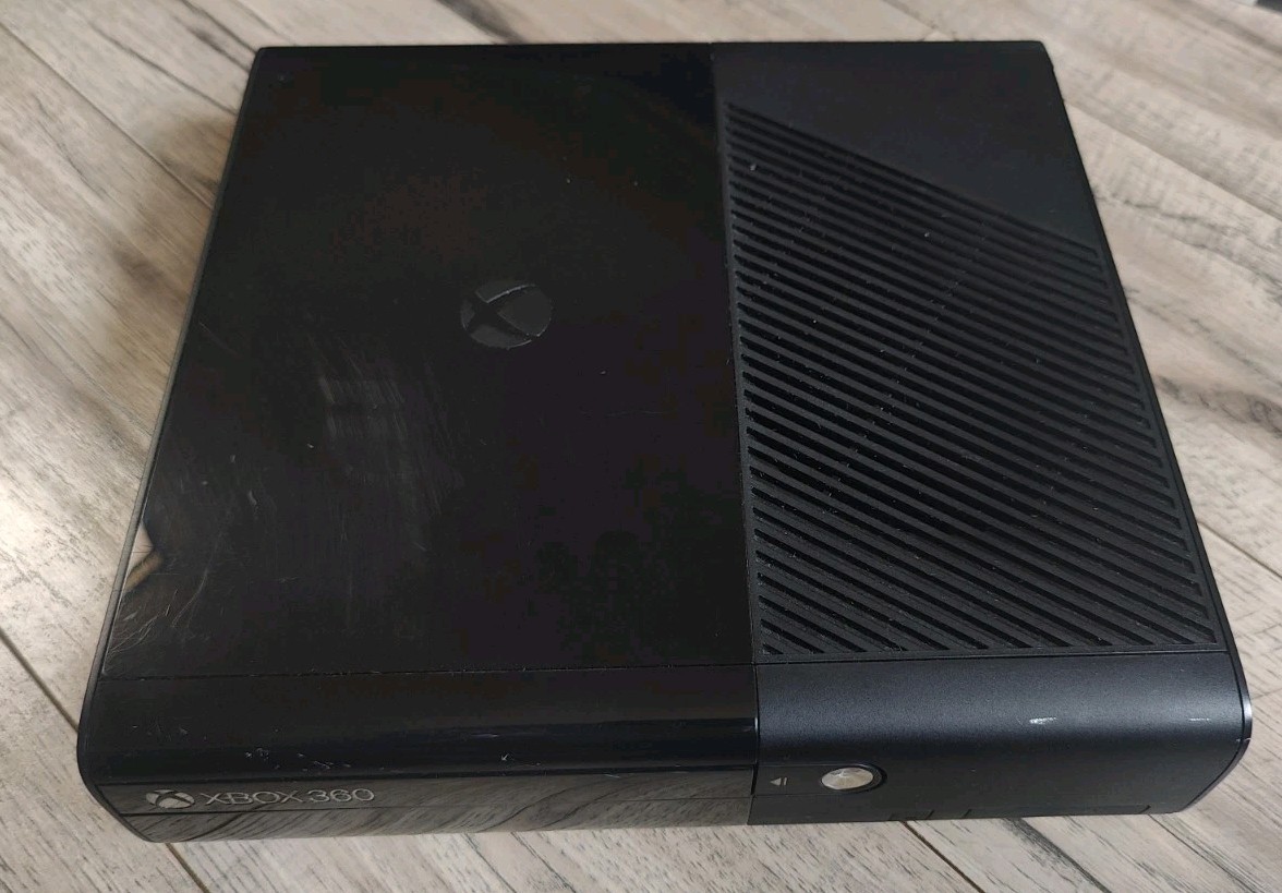 ⭐Microsoft Xbox 360 E 250GB HDD model 1538 + 4 Controller & 9 Game Bundle ⭐