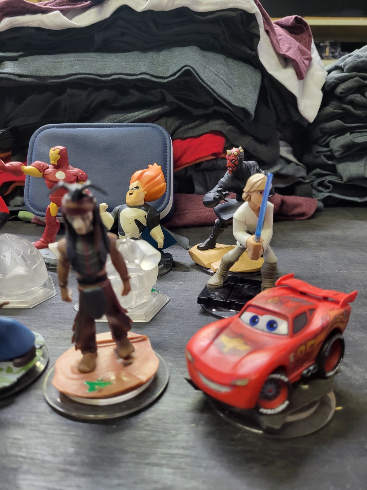 Disney Infinity Lot Of 12 Mixed Pieces – Star Wars – Marvel Ecc. – Cars Assorted