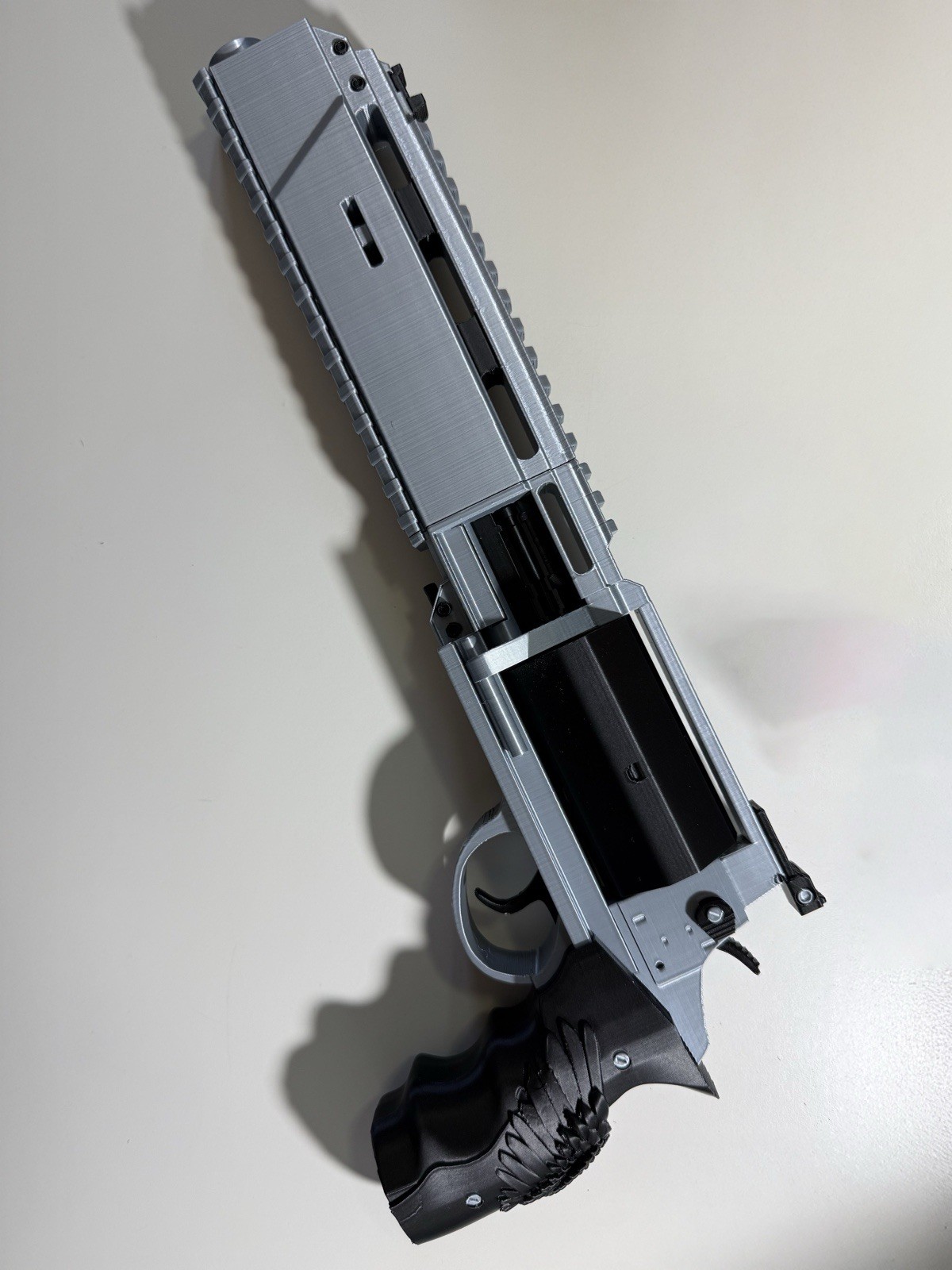Resident Evil Requiem Magnum – Full Scale 357mm Display Model w/ Rotating Chambe