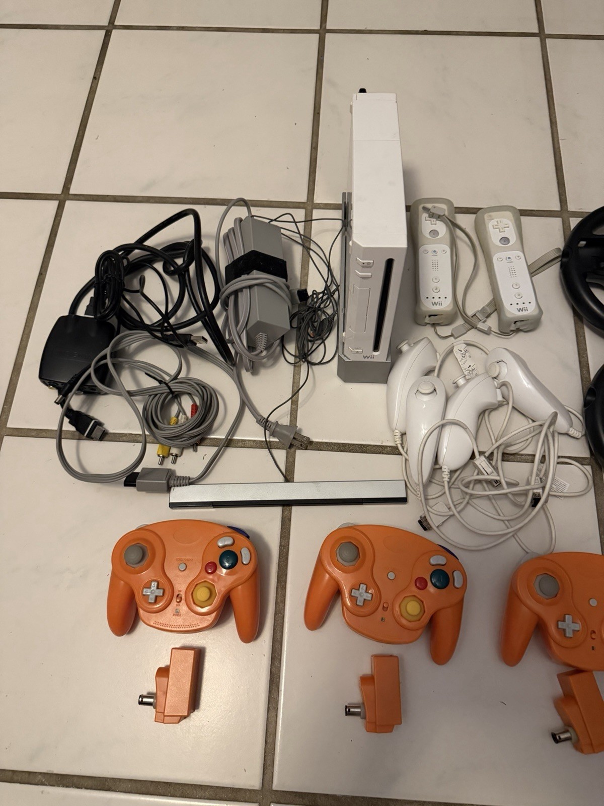 HomeBrew Wii With 64 GB Flash Drive Games Included Mario Nunchuck Remotes Etc