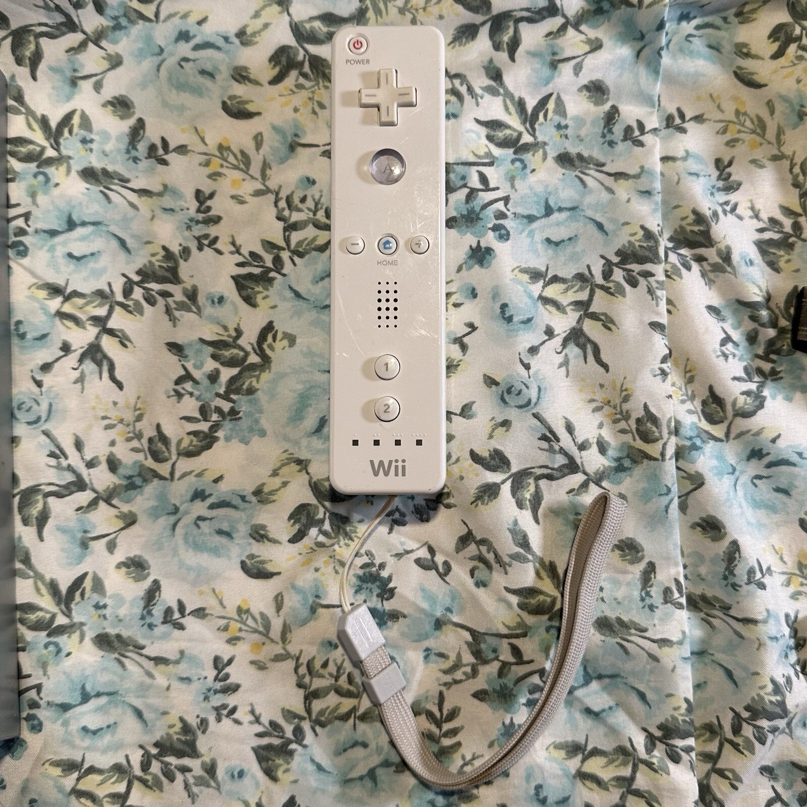 Nintendo Wii RVL-001(USA) 512 MB Home Console – White Bundle