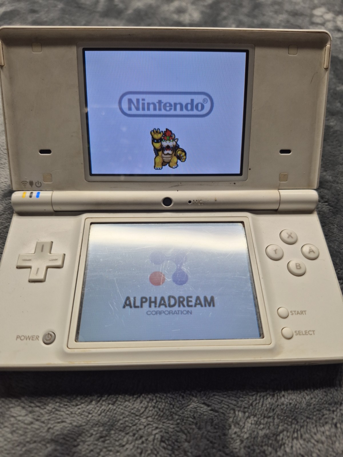 Nintendo DSi Console White w/ Charger & Mario & Luigi Game TESTED