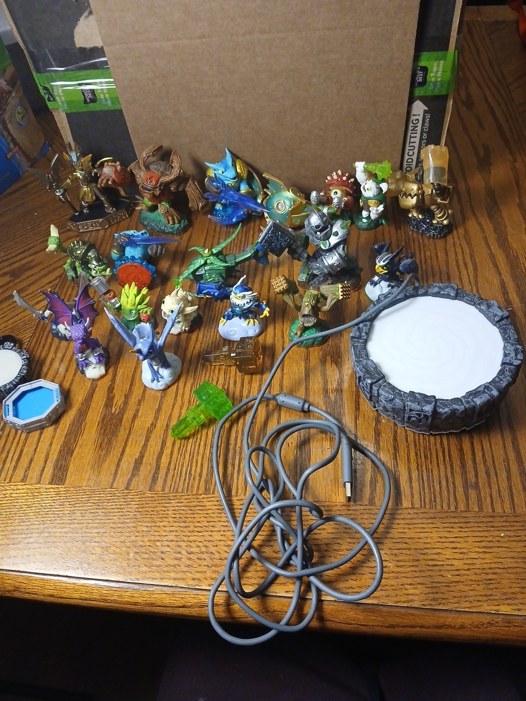 Skylanders Lot of 19 Figures, 2 Traps & Traptanium Portal – Trap Team Giants