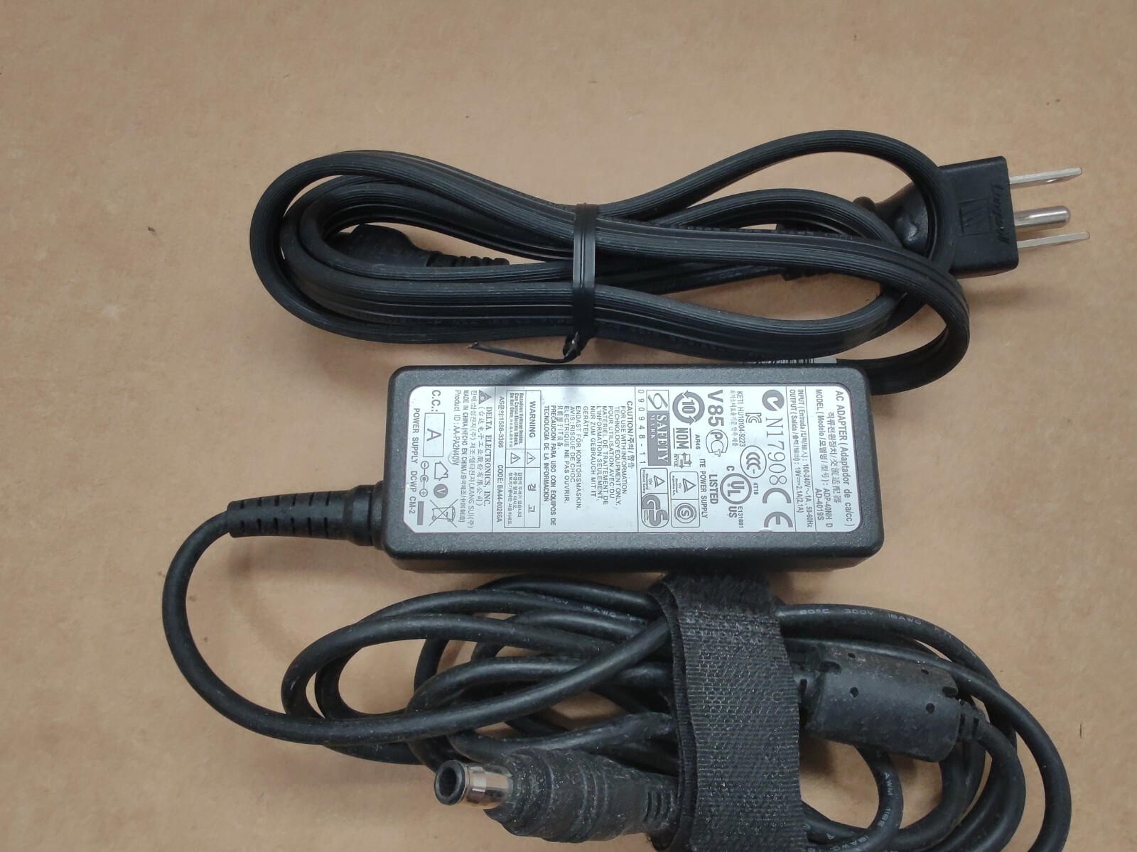 Samsung Laptop AC Adapter 65W 19V- 3.16A PA-1600-66