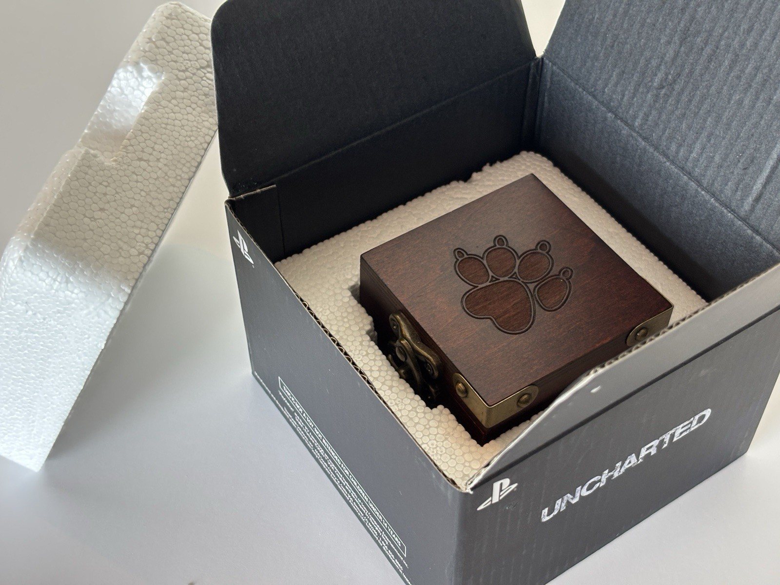 LIMITED UNCHARTED Nathan Drake Collectible Ring(415/1000) + FREE RARE Flashlight