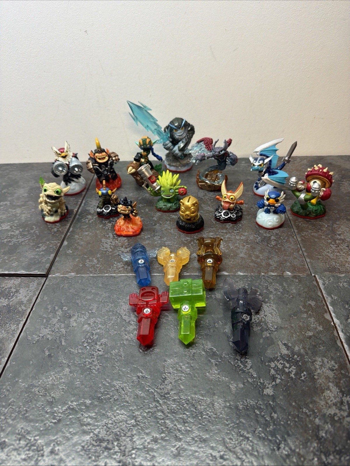 Skylanders Character Figure Lot trap team and 6 keys