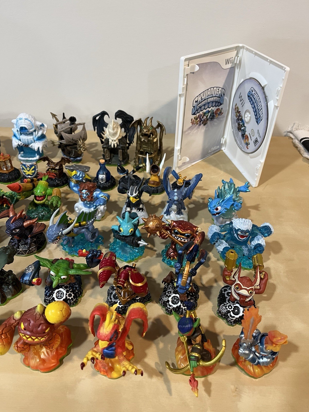 Skylanders Spyros Adventure Complete Set Of 32 Figures. READ DESCRIPTION.