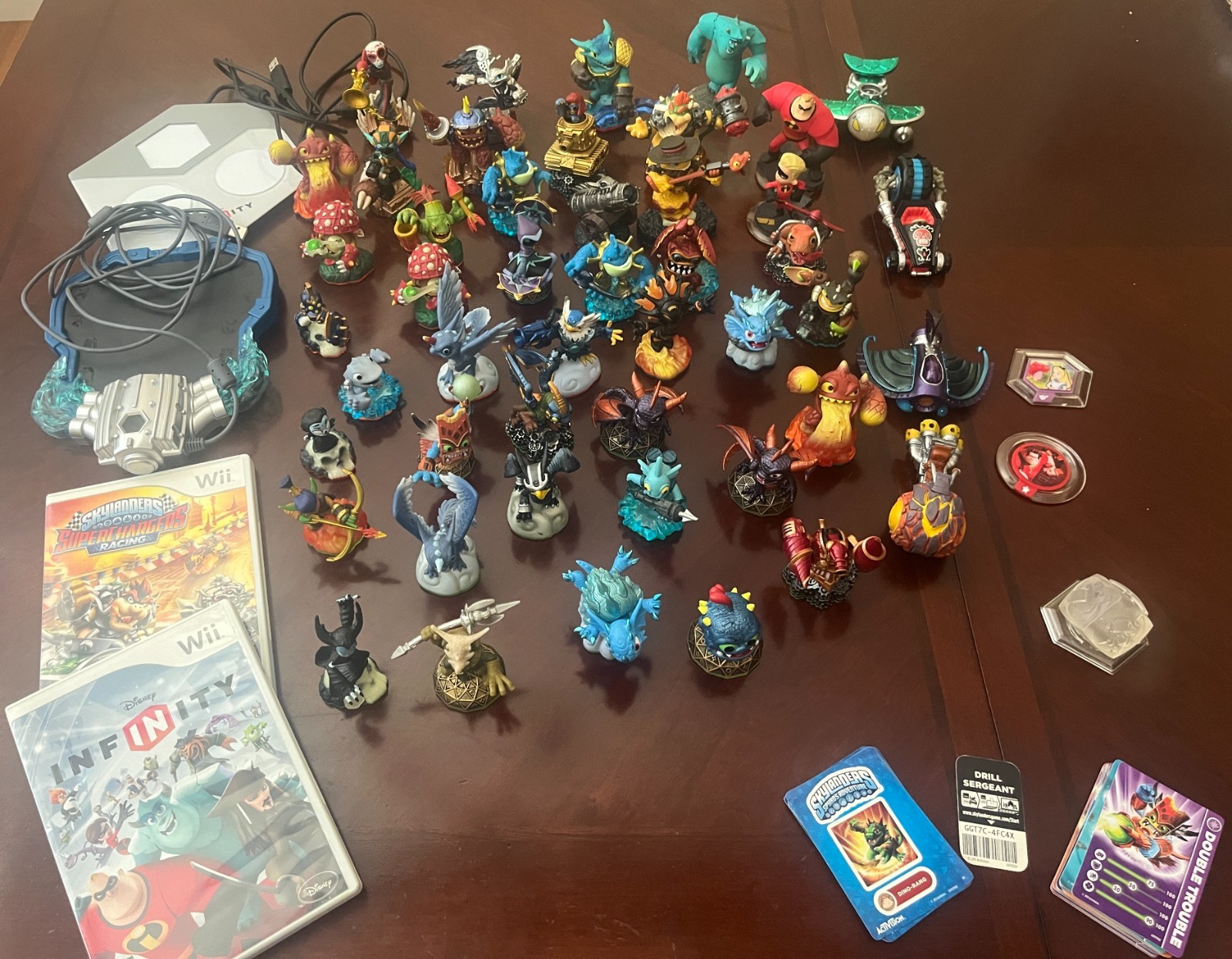 LARGE SKYLANDERS LOT: 40+Figures, 4 Vehicles, Items, Card/Stickers,PORTAL/GAMES!