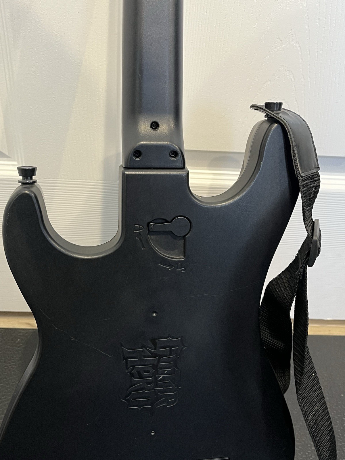 GUITAR HERO SUNBURST GUITAR CONTROLLER – NO DONGLE *TESTED W/AA’s – Lights Up*