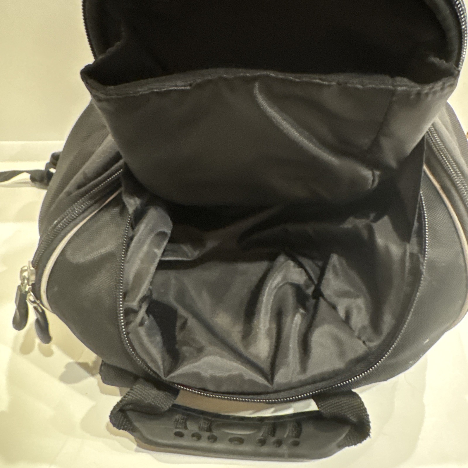 Black Mad Catz Licensed Xbox 360 Padded Backpack Case w/ Partitions Black Nylon