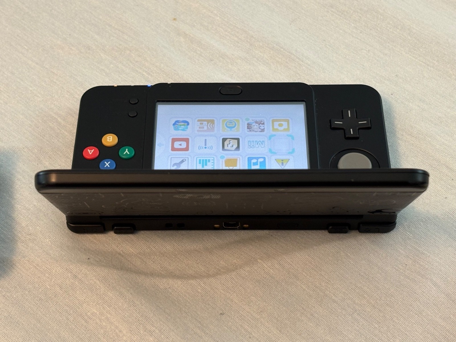 New Nintendo 3DS Super Mario Black Edition Console,Mario Kart 7,Stylus,Charger