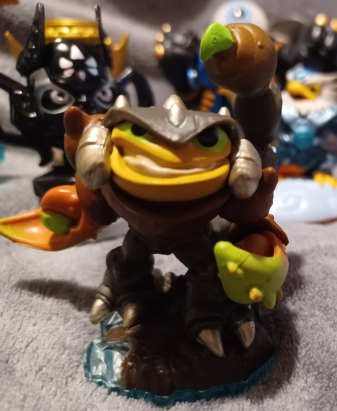 Mixed Lot of Skylanders: Giants,Trophies, Super Chargers etc. (14 in total)