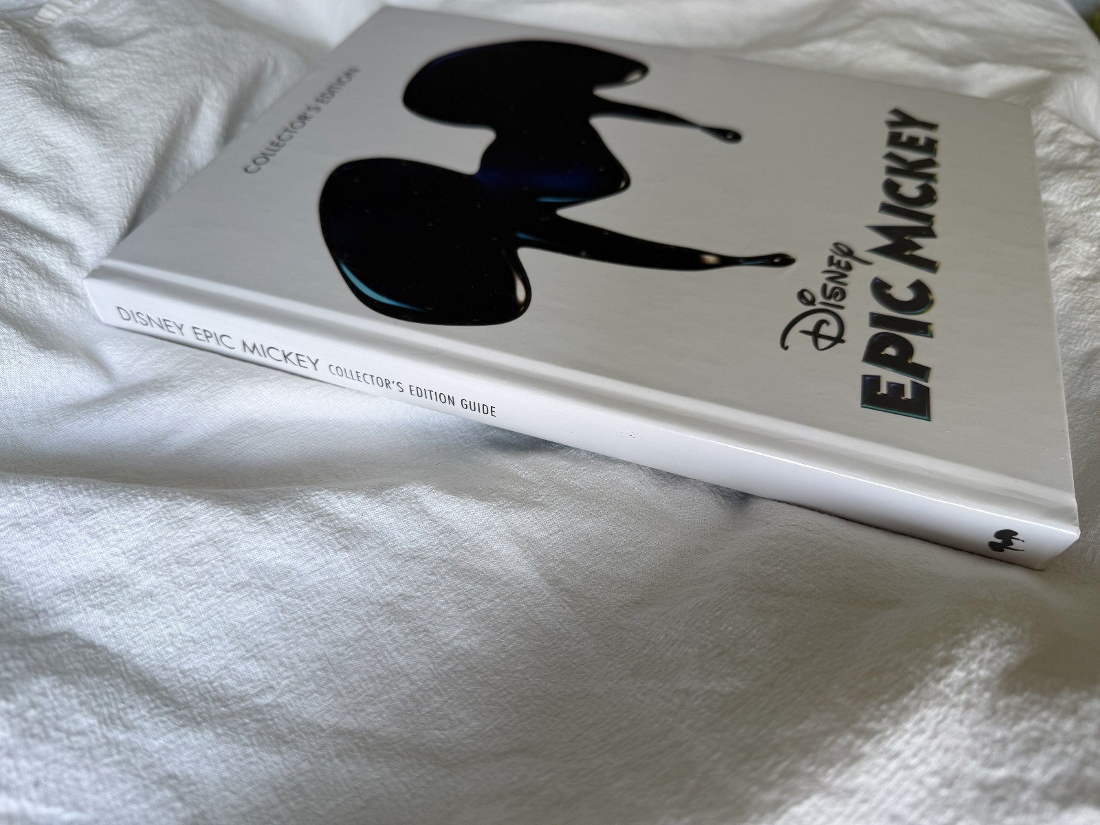 Disney Epic Mickey Collector’s Edition Strategy Guide Hardcover & Art Cell – NEW