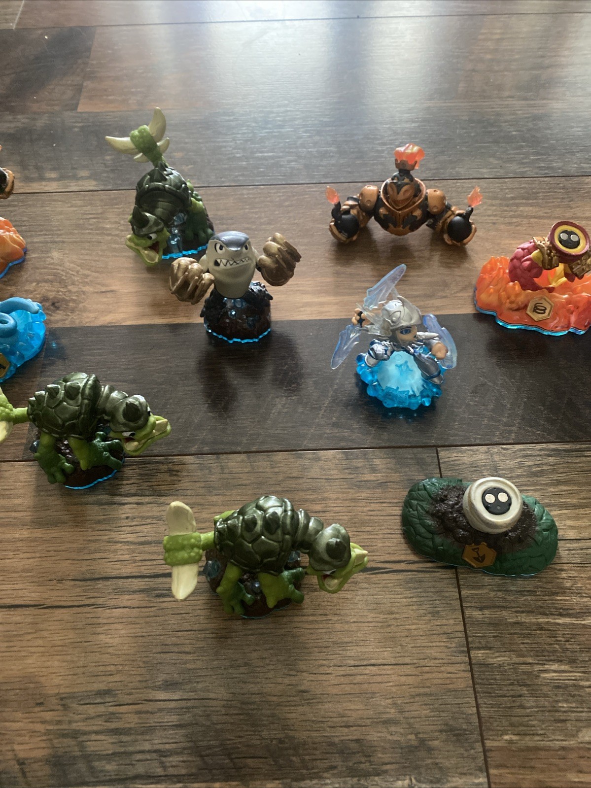 Lot Of Skylanders Swap Force Characters And Carrying Case