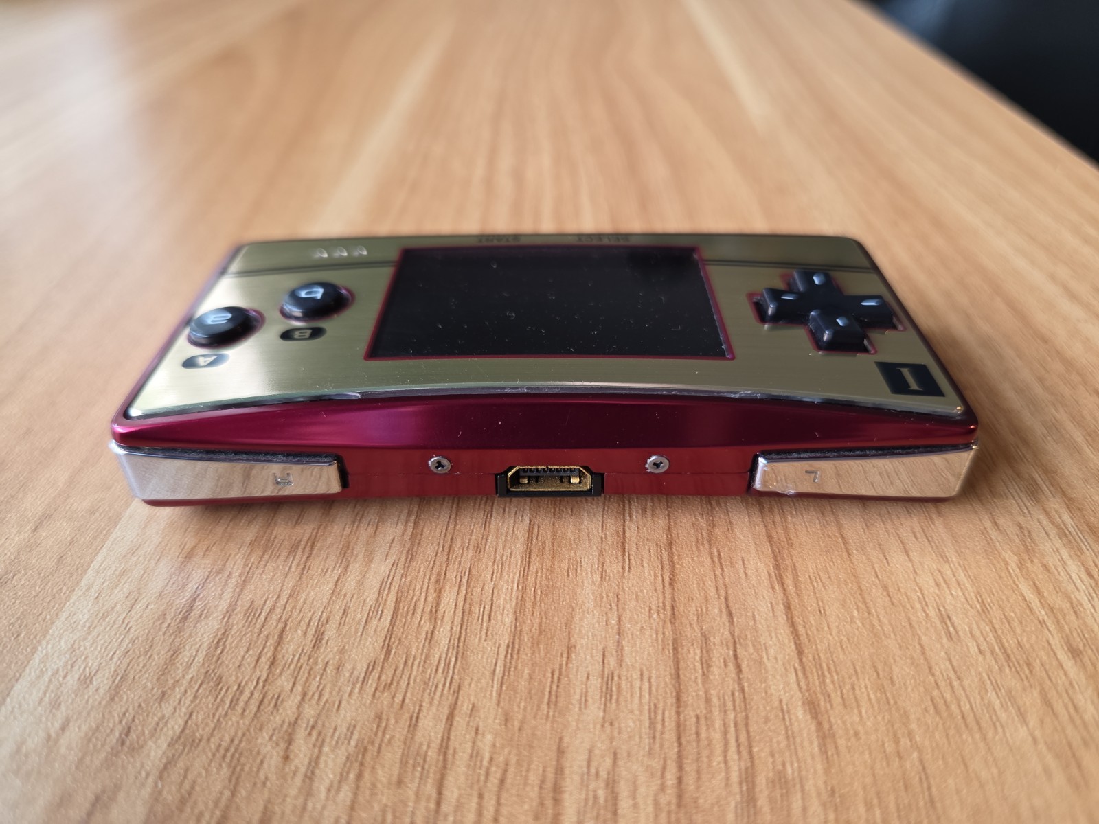 Nintendo Game Boy Micro 20th Anniversary Edition Famicom W/charger