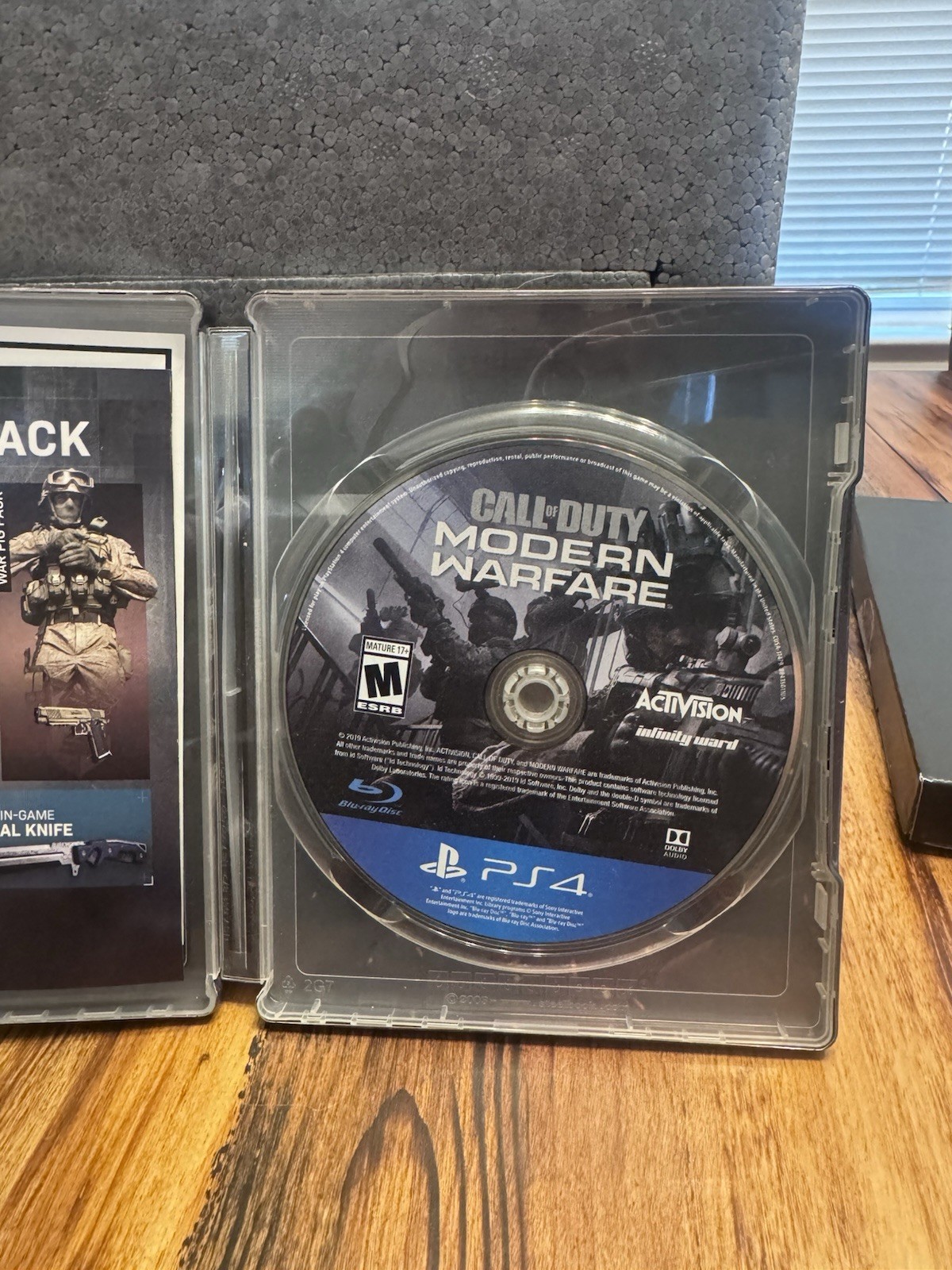 Call of Duty: Modern Warfare Dark Edition (SteelBook + NVG Kit) PS4