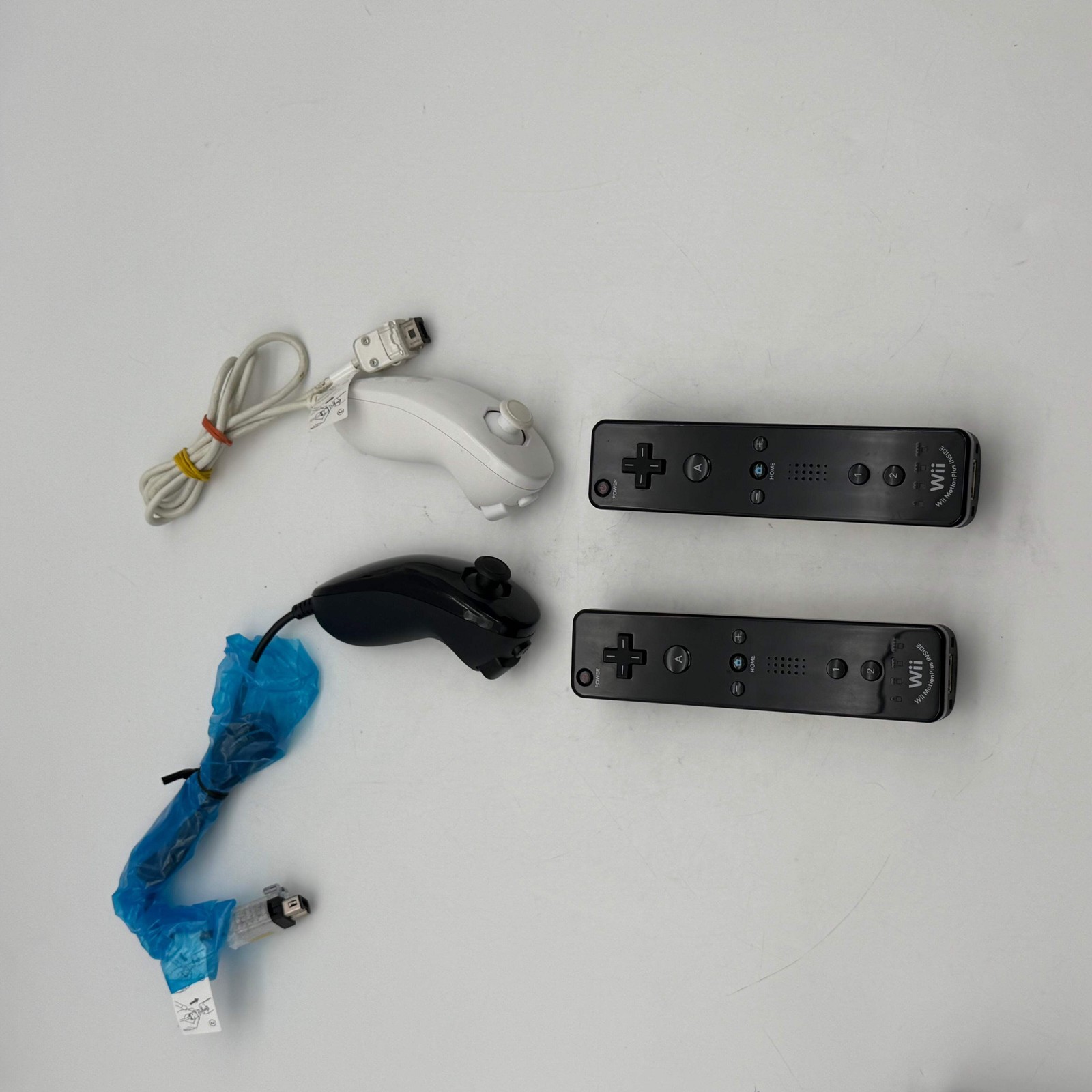 Nintendo Wii U 32GB Deluxe Console WUP-101 & GamePad WUP-010, Remotes and 4 Game