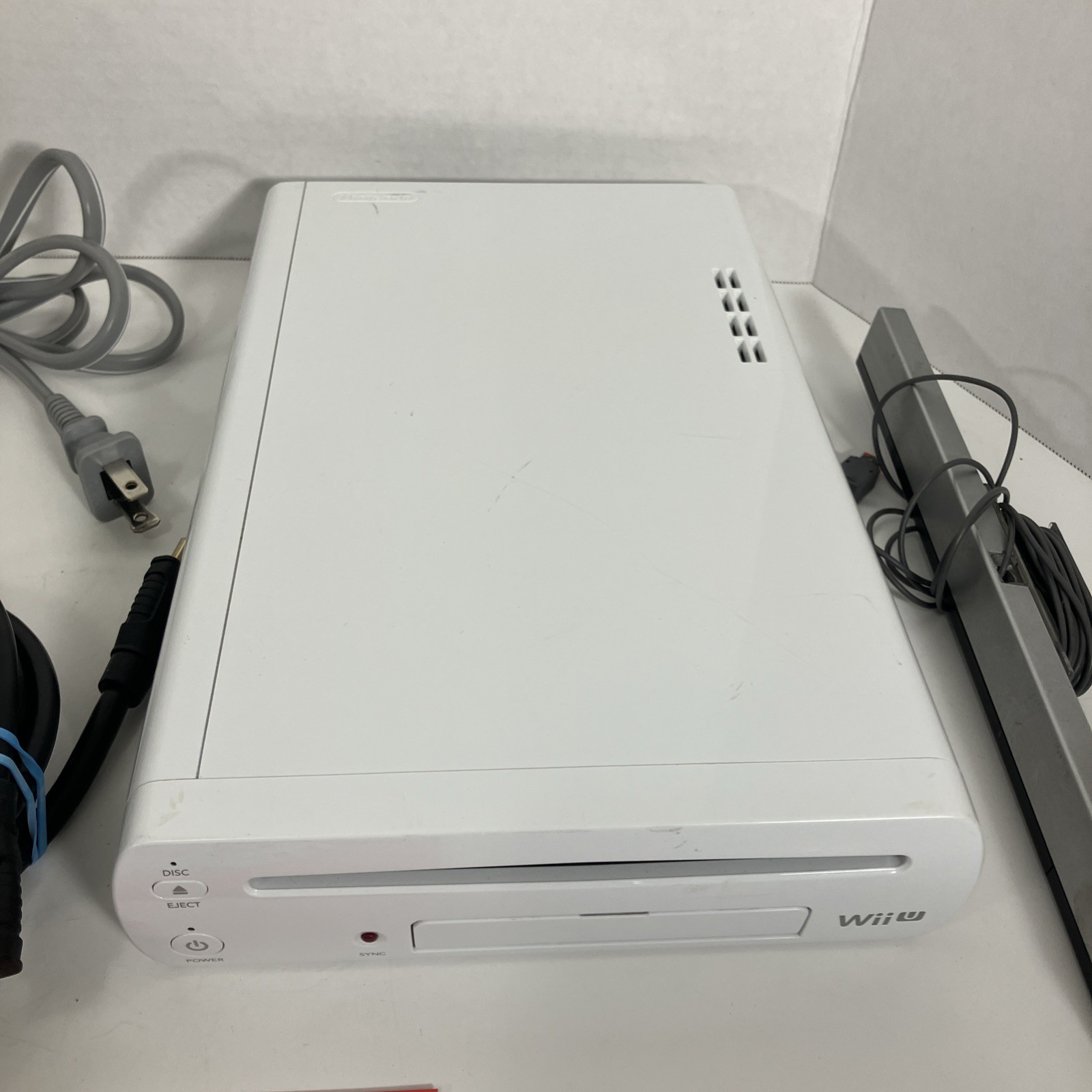 Nintendo Wii U 8GB WUP-001 Console Gamepad Power Cables Sensor Bar Game