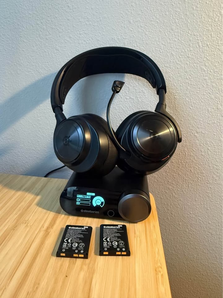 Steel Series Arctic Nova Pro Wireless with box, bag, 2 batteries