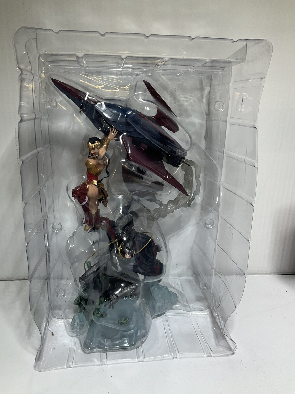 Injustice: Gods Among Us Collector’s Edition PS3 2013 Batman Wonder Woman Statue