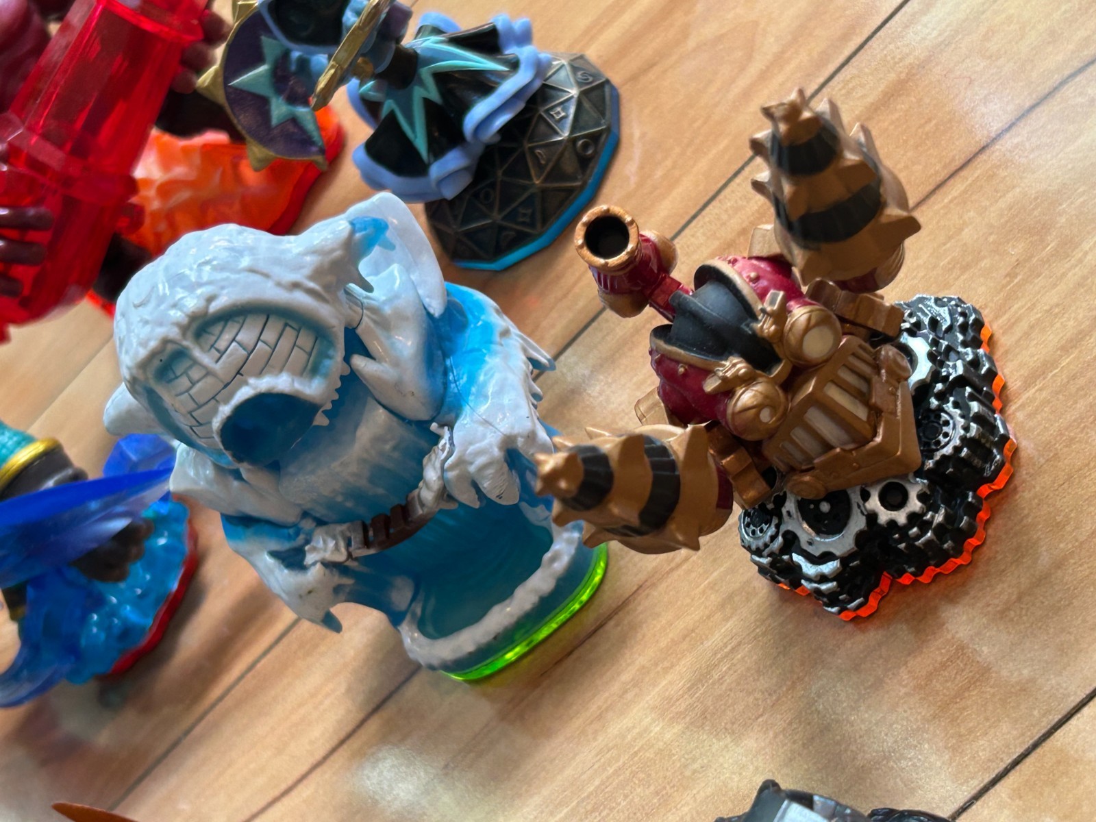 Activision Skylanders LOT of 23 FIGURES- Adventur, Giants, Swap Force, Trap Team