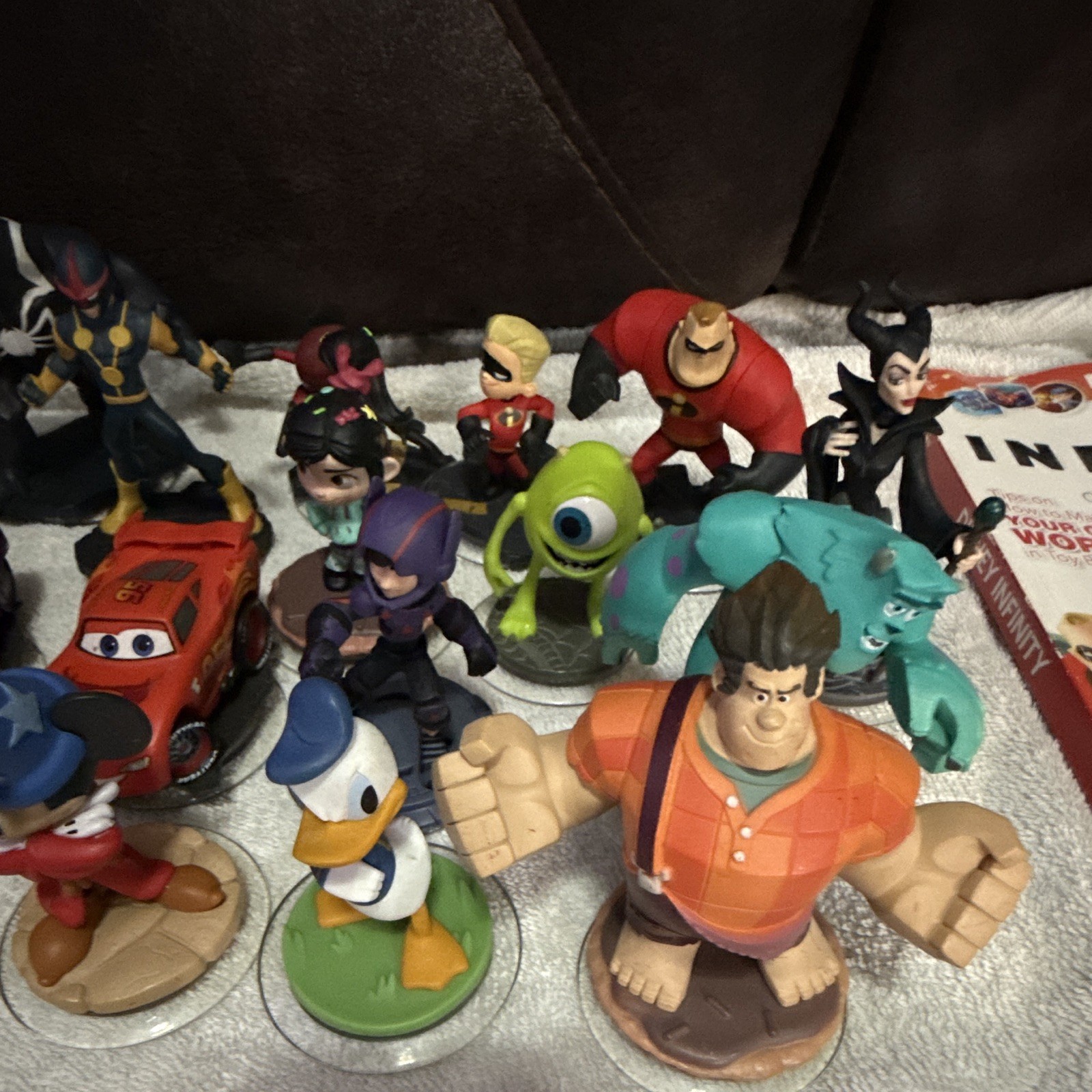 Disney Infinity 2.0 Xbox 360 Lot: Figures, Power Discs, 2 Base Portals + Game