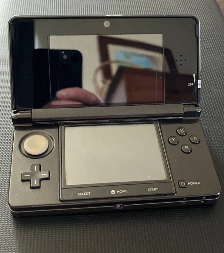 NINTENDO 3DS W/17 GAMES & ORIGINAL CHARGER 2GB NEAR MINT CONDITION BLK/GREY