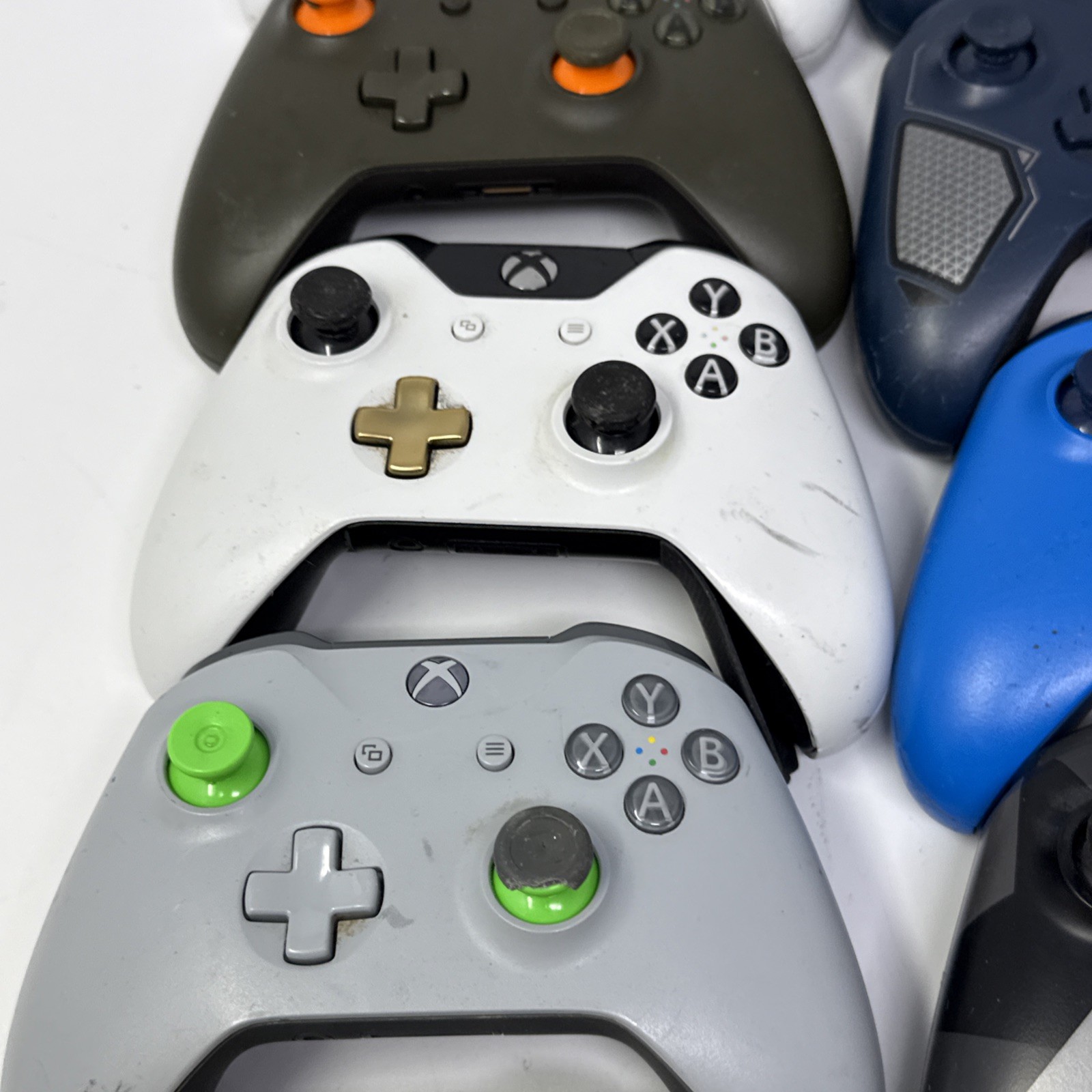 Lot Of 14 Various Condition Genuine Xbox One Controllers Model 1537, 1697, 1708