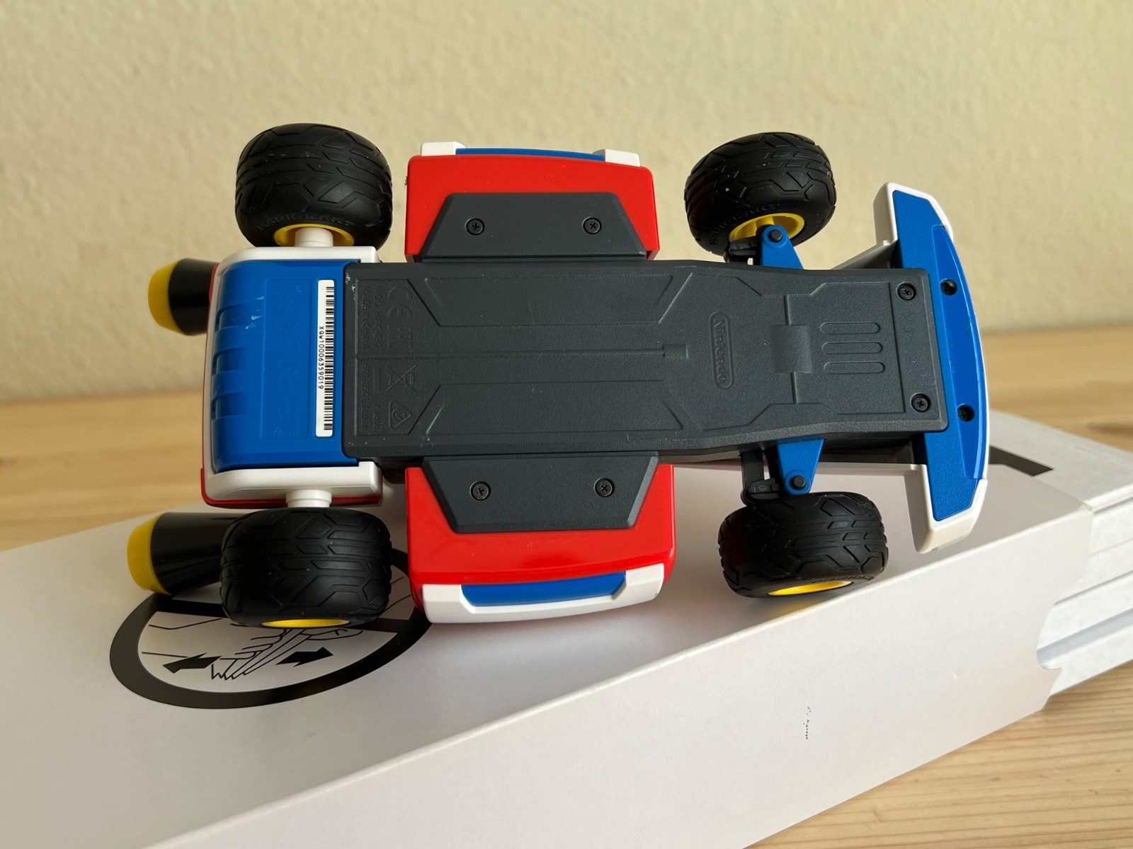 Mario Kart Live: Home Circuit – Mario Car and Gates