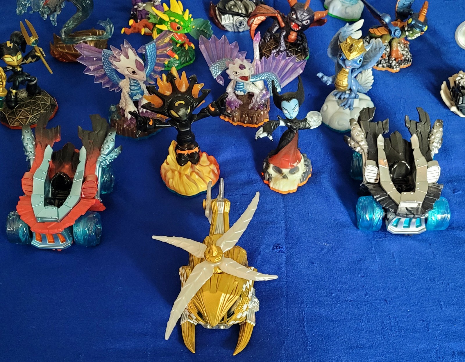 15 Assorted Skylander Figures And 3 Vehicles