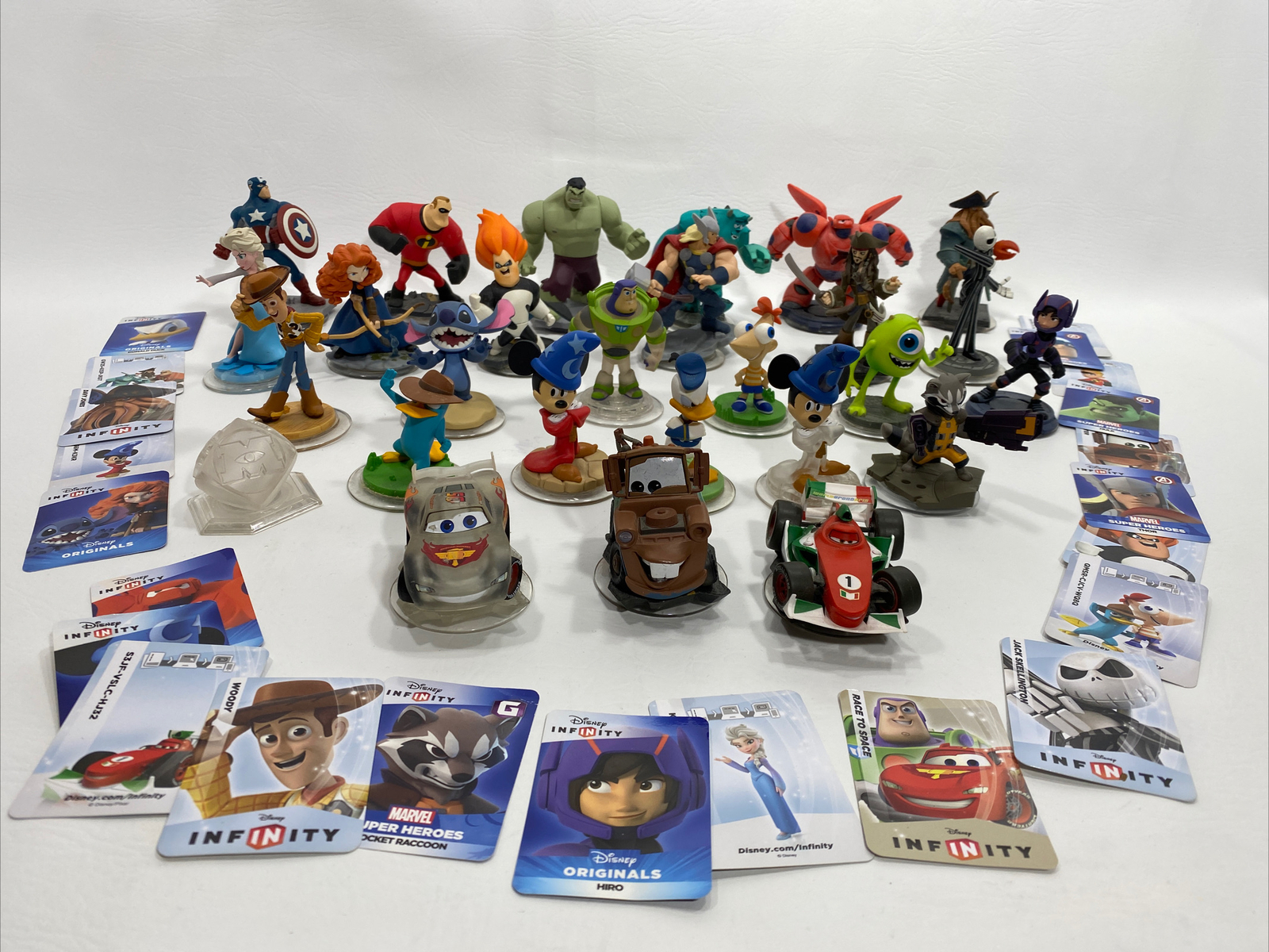 Disney Infinity Lot Of 26 Figures, XBOX Game 2.0, Roll Out Shoulder Bag, Cards