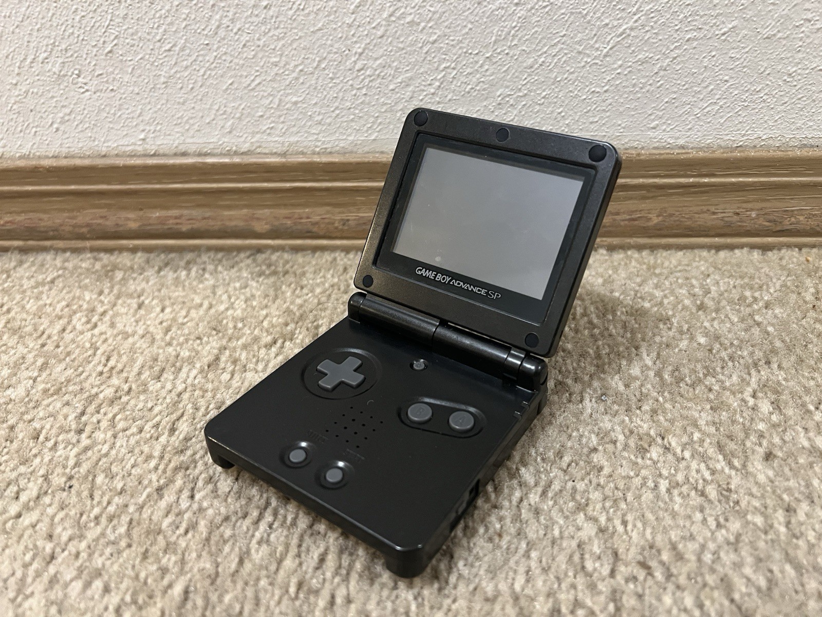 Nintendo Game Boy Advance SP Onyx Black Handheld Console – Turns on – read desc