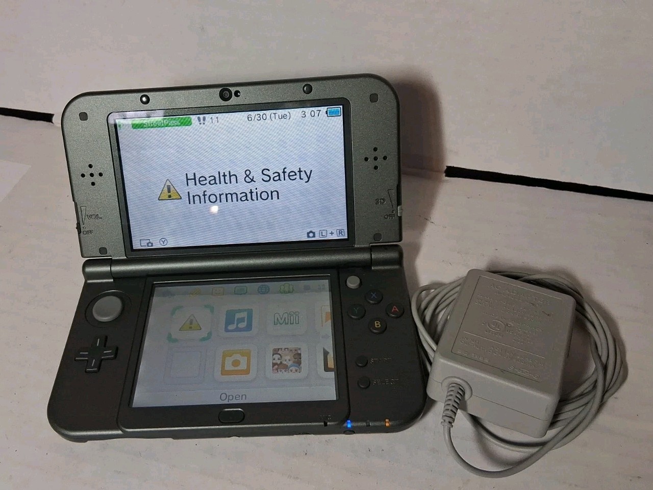 Nintendo 3DS XL Black Handheld System 3D w/ Charger/Stylus And Case Works NICE!