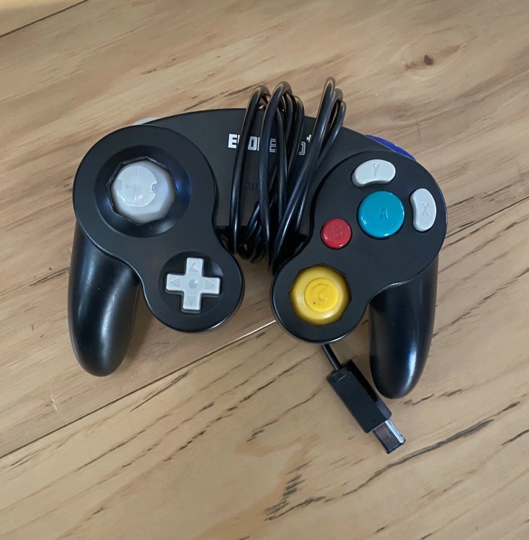 Lot of 4 Assorted Third Party GameCube Controllers 2 work! Also 4 to 1 Adapter