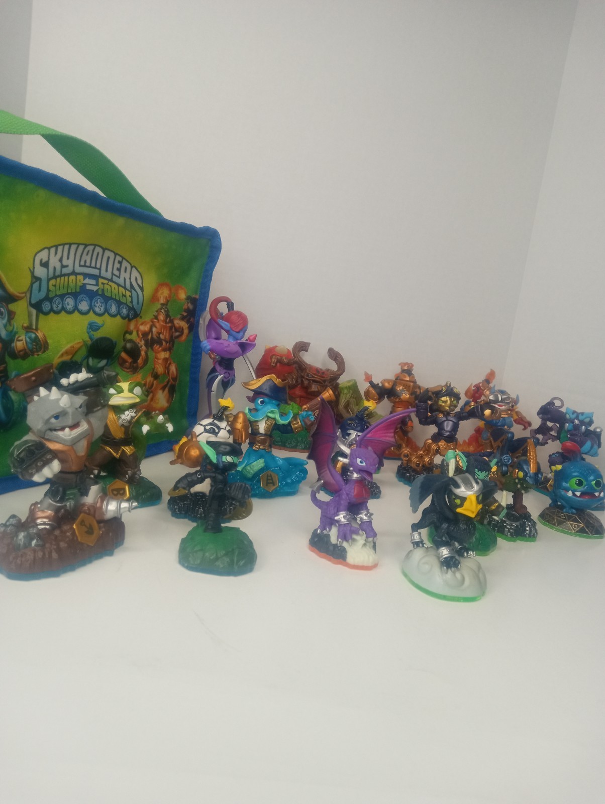 Huge Skylanders Lot 19 Figures With Carry Case Rare