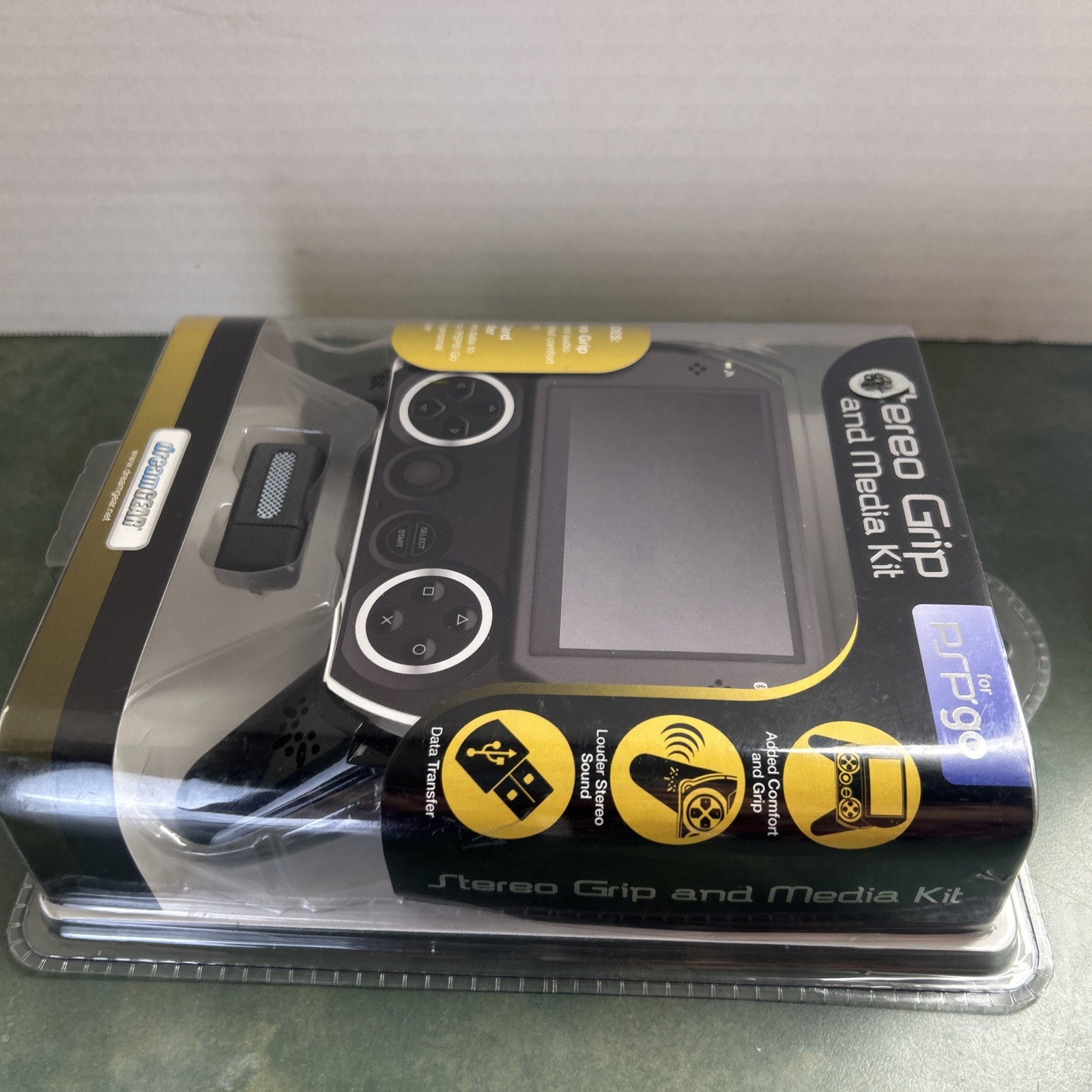 DreamGear Stereo Grip & Media Kit PSP Go Sealed Aftermarket M2 Card Reader