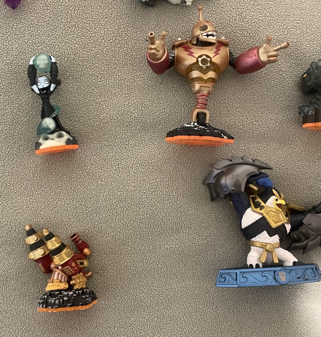 Skylanders Lot of 22 Pieces Figures Bundle Clean Used Stitch Donkey Kong