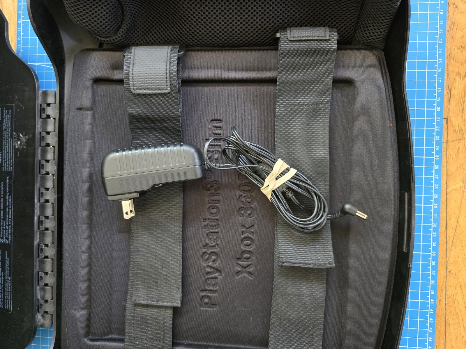 GAEMS G155 PORTABLE GAMING MONITOR TRAVEL CASE- PS3 SLIM & XBOX 360(23199-11)