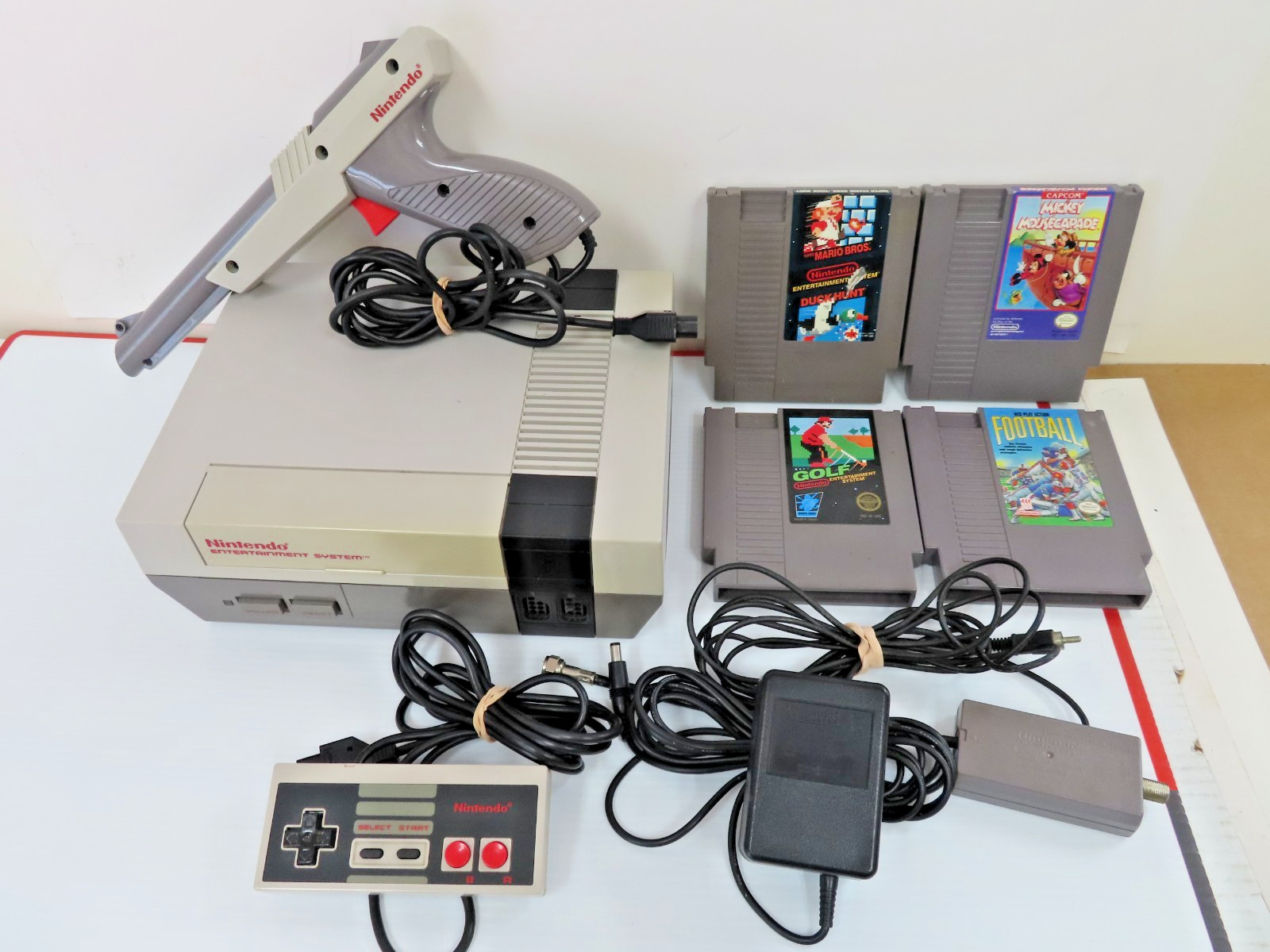 REGULAR NINTENDO SYSTEM CONSOLE COMPLETE BUNDLE + GAMES TESTED & WORKING NES-001