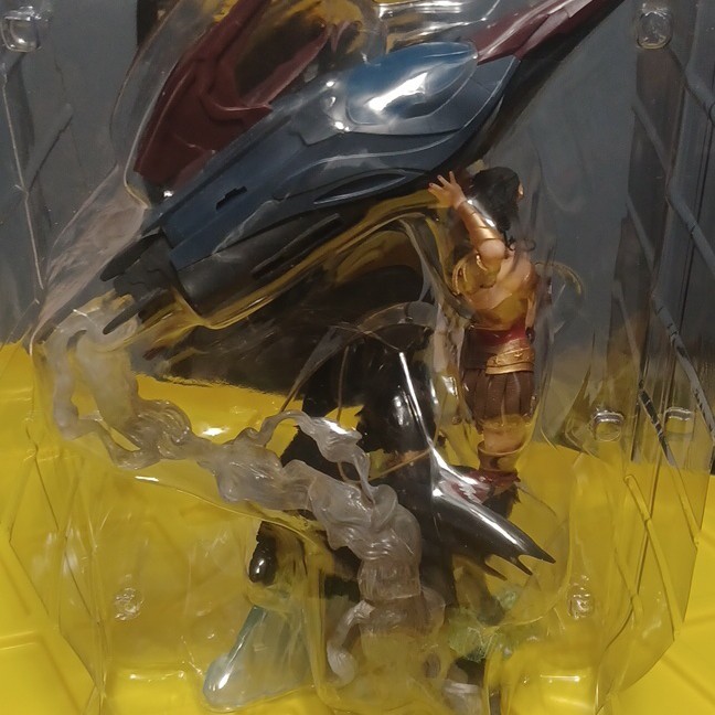Injustice: Gods Among Us Collector’s Edition Batman vs Wonder Woman Statue