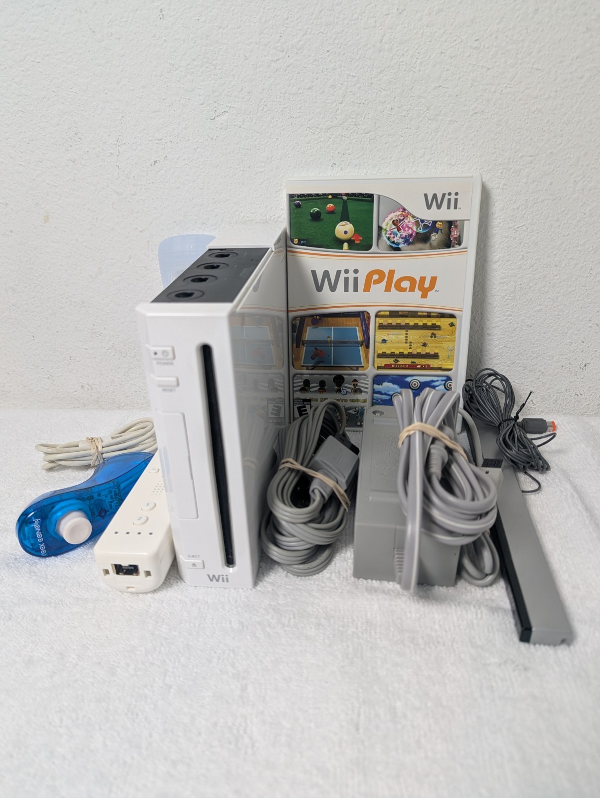 Nintendo Wii White Console RVL-001 Bundle 1 Controller, Sensor, Cords Tested