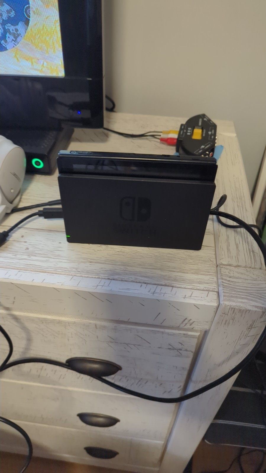 Nintendo Switch Console HAC-001 32GB *no joycons/used/works* w/charger and contr