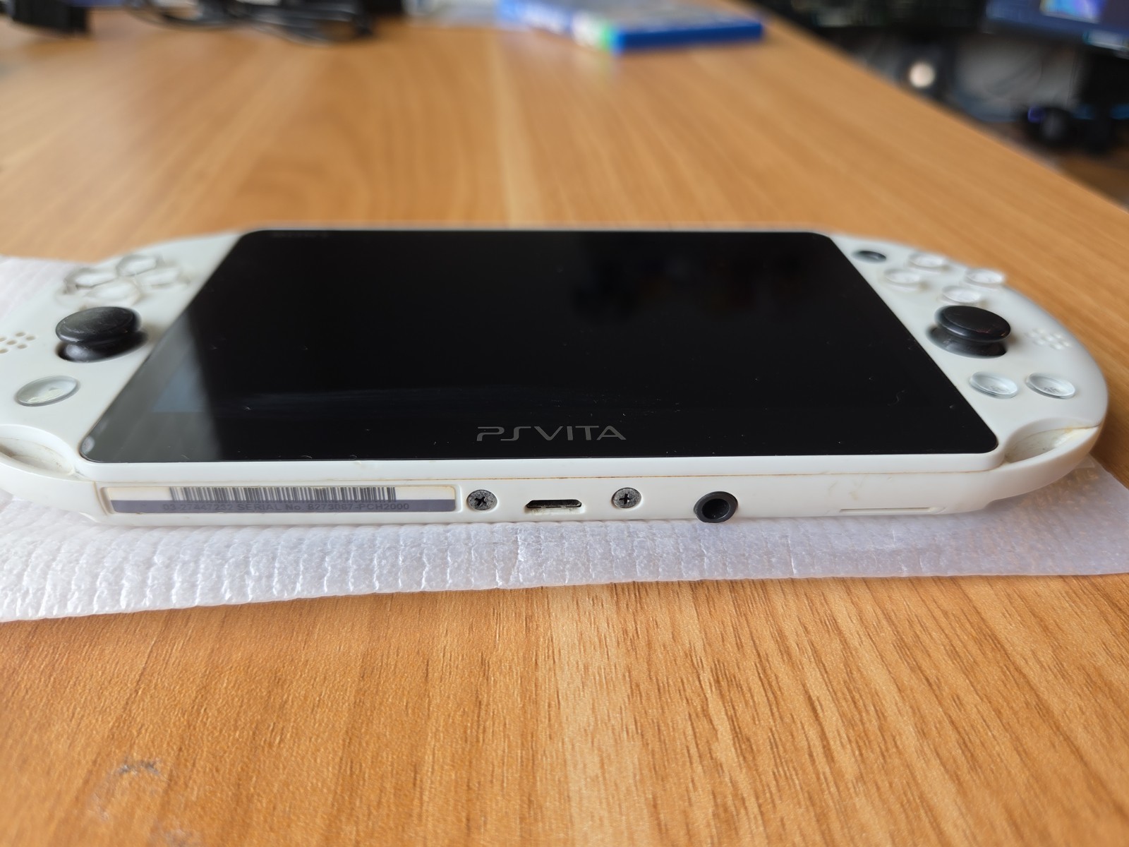 Sony PS Vita PCH-2000ZA22 1GB Handheld Console – Glacier White CIB US SELLER