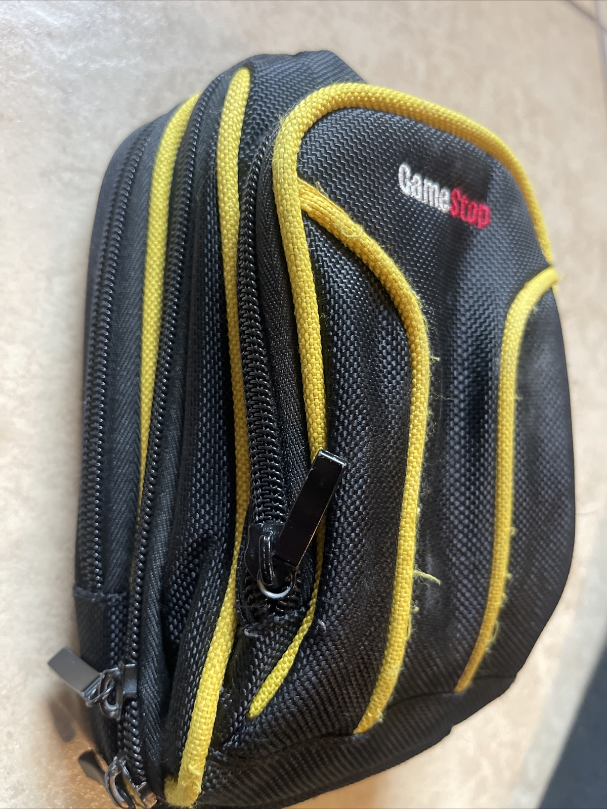 GAMESTOP SOFT CASE BLACK & Yellow GAMEBOY OR OTHERS