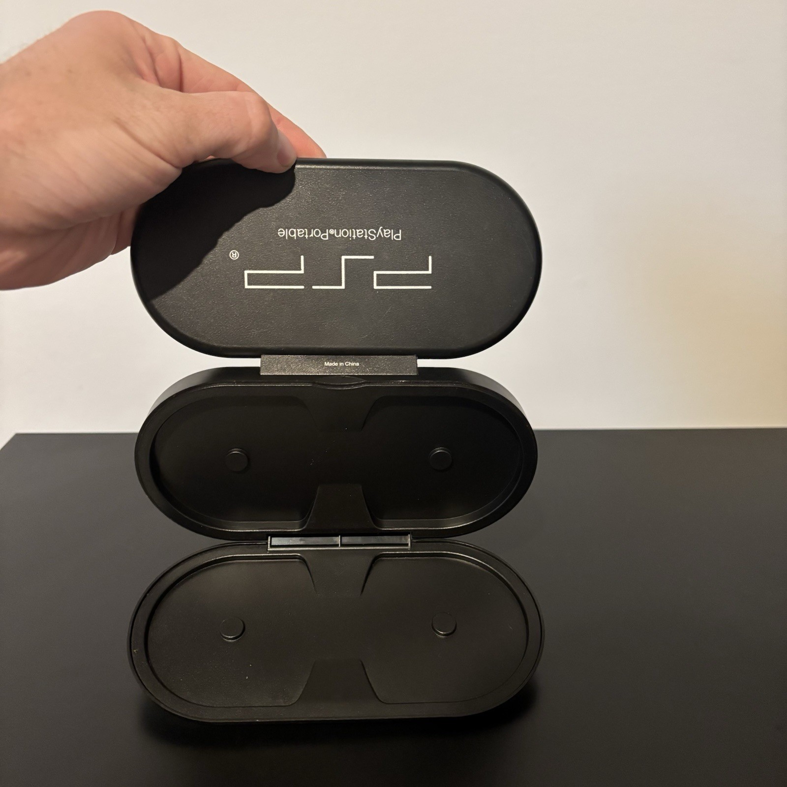 Sony PlayStation Portable PSP UMD Black Hard Game Disc Clamshell Storage Case
