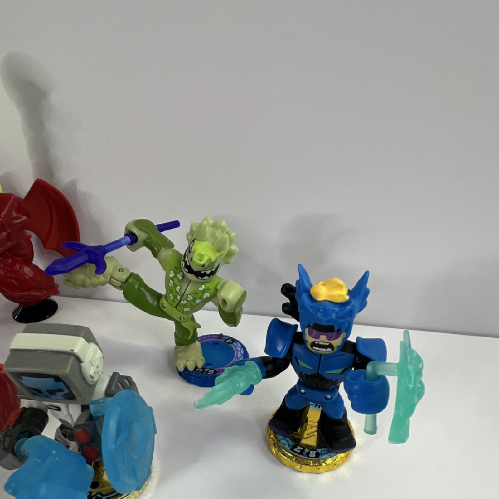 Akedo Collectible Character Figure Pack Bear Robot Lizard Blue Warrior Launcher