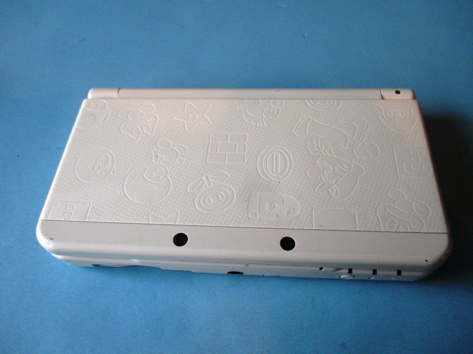 New Nintendo 3DS Super Mario White Edition System w/Charger & Stylus